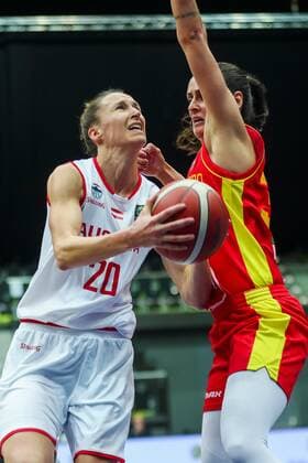 BASKETBALL - FIBA EURO Quali, AUT vs MNE SCHWECHAT,AUSTRIA,14.NOV.21 - BASKETBALL - FIBA WomenÕs EURO Basket 2023 Qualification, OEBV international match, Länderspiel, Nationalmannschaft Austria vs Montenegro. Image shows Kata Takacs (AUT) and Milica Jovanovic (MNE).  GEPAxpictures xPhilippxBrem