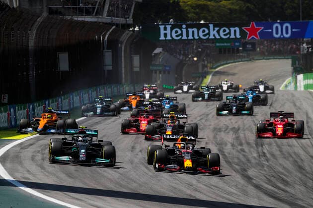 Start of the race, 77 BOTTAS Valtteri (fin), Mercedes AMG F1 GP W12 E Performance, 33 VERSTAPPEN Max (nld), Red Bull Racing Honda RB16B, action during the Formula 1 Heineken Grande Premio De Sao Paulo 2021, Sao Paulo Grand Prix, 19th round of the 2021 FIA Formula One World Championship, WM, Weltmeisterschaft from November 12 to 14, 2021 on the Interlagos Circuit, in Sao Paulo, Brazil - F1 - SAO PAULO GRAND PRIX 2021 - RACE DPPI Panoramic 00121040_FGO04079.JPG_
