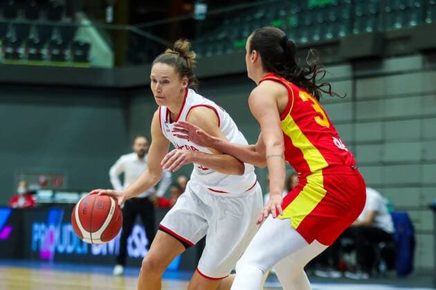 BASKETBALL - FIBA EURO Quali, AUT vs MNE SCHWECHAT,AUSTRIA,14.NOV.21 - BASKETBALL - FIBA WomenÕs EURO Basket 2023 Qualification, OEBV international match, Länderspiel, Nationalmannschaft Austria vs Montenegro. Image shows Kata Takacs (AUT) and Jovana Pasic (MNE).  GEPAxpictures xPhilippxBrem