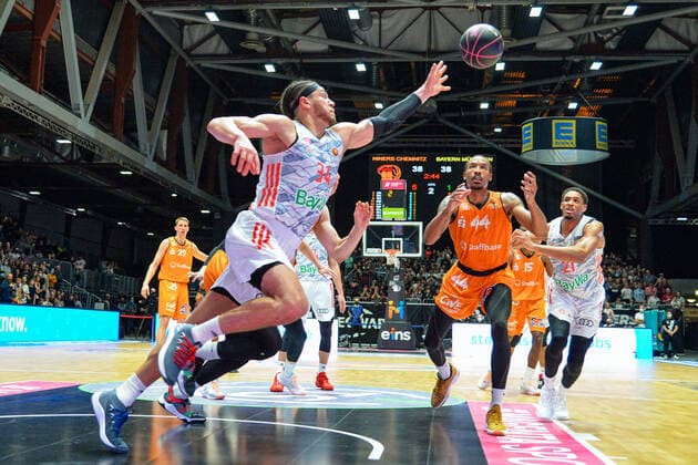 Gavin Schilling (FC Bayern Muenchen Basketball) li. und Darion Atkins (Niners Chemnitz) re., Niners Chemnitz vs. FC Bayern Muenchen, 14.11.2021, BBL Pokal, Viertelfinale, GER, Saison 2021 2022 Niners Chemnitz vs. FC Bayern Muenchen, 14.11.2021, BBL Pokal, Viertelfinale, GER, Saison 2021 2022 Chemnitz Copyright: xBertxHarzer xEibner-xPressefotox
