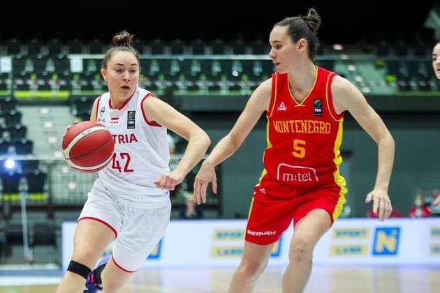 BASKETBALL - FIBA EURO Quali, AUT vs MNE SCHWECHAT,AUSTRIA,14.NOV.21 - BASKETBALL - FIBA WomenÕs EURO Basket 2023 Qualification, OEBV international match, Länderspiel, Nationalmannschaft Austria vs Montenegro. Image shows Sigrid Elisabeth Koizar (AUT) and Jovana Pasic (MNE).  GEPAxpictures xPhilippxBrem