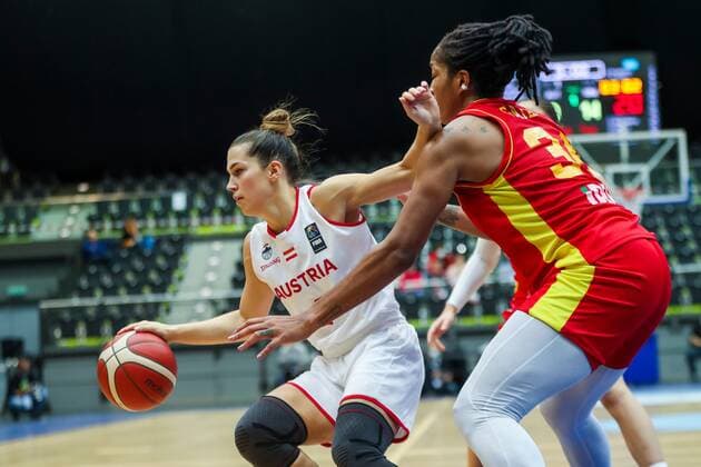 BASKETBALL - FIBA EURO Quali, AUT vs MNE SCHWECHAT,AUSTRIA,14.NOV.21 - BASKETBALL - FIBA WomenÕs EURO Basket 2023 Qualification, OEBV international match, Länderspiel, Nationalmannschaft Austria vs Montenegro. Image shows Lisa Zderadicka (AUT) and Markeisha Gatling (MNE).  GEPAxpictures xPhilippxBrem