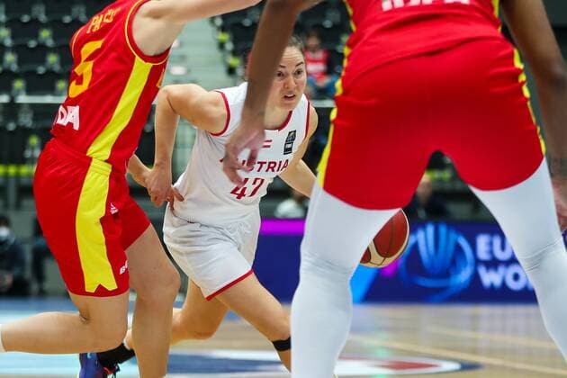 BASKETBALL - FIBA EURO Quali, AUT vs MNE SCHWECHAT,AUSTRIA,14.NOV.21 - BASKETBALL - FIBA WomenÕs EURO Basket 2023 Qualification, OEBV international match, Länderspiel, Nationalmannschaft Austria vs Montenegro. Image shows Sigrid Elisabeth Koizar (AUT).  GEPAxpictures xPhilippxBrem