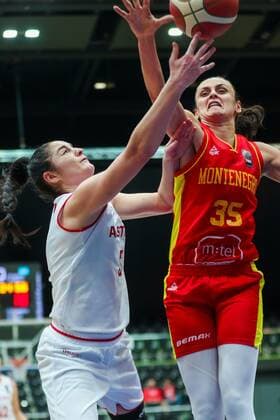 BASKETBALL - FIBA EURO Quali, AUT vs MNE SCHWECHAT,AUSTRIA,14.NOV.21 - BASKETBALL - FIBA WomenÕs EURO Basket 2023 Qualification, OEBV international match, Länderspiel, Nationalmannschaft Austria vs Montenegro. Image shows Julia Koeppl (AUT) and Milica Jovanovic (MNE).  GEPAxpictures xPhilippxBrem