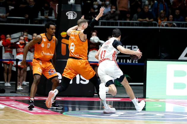 14.11.2021, easyCredit Basketball Bundesliga, Magentasport BBL Pokal, Saison 2020 2021, Herren, Chemnitz Niners - FC Bayern München Basketball Vladimir Lucic, FC Bayern München Basketball, Jan Niklas Wimberg, Niners Chemnitz Chemnitz Messe Chemnitz Sachsen Germany