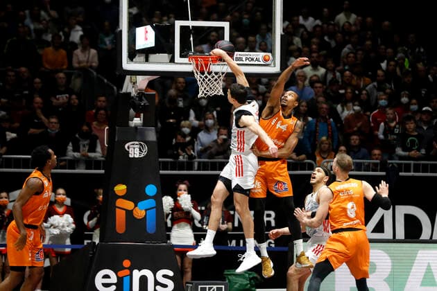 14.11.2021, easyCredit Basketball Bundesliga, Magentasport BBL Pokal, Saison 2020 2021, Herren, Chemnitz Niners - FC Bayern München Basketball Vladimir Lucic, FC Bayern München Basketball beim Dunkversuch, Darion Atkins, Niners Chemnitz Chemnitz Messe Chemnitz Sachsen Germany