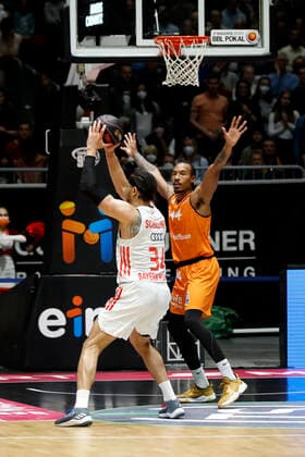 14.11.2021, easyCredit Basketball Bundesliga, Magentasport BBL Pokal, Saison 2020 2021, Herren, Chemnitz Niners - FC Bayern München Basketball Gavin Schilling, FC Bayern München Basketball, Darion Atkins, Niners Chemnitz Chemnitz Messe Chemnitz Sachsen Germany