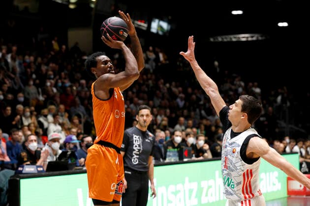 14.11.2021, easyCredit Basketball Bundesliga, Magentasport BBL Pokal, Saison 2020 2021, Herren, Chemnitz Niners - FC Bayern München Basketball Isiaha Mike, Niners Chemnitz, Vladimir Lucic, FC Bayern München Basketball Chemnitz Messe Chemnitz Sachsen Germany