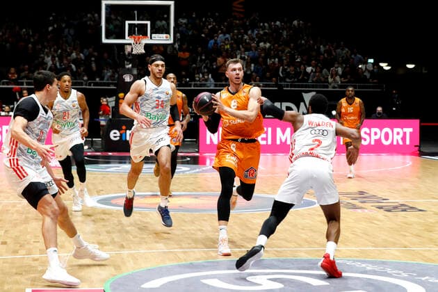 14.11.2021, easyCredit Basketball Bundesliga, Magentasport BBL Pokal, Saison 2020 2021, Herren, Chemnitz Niners - FC Bayern München Basketball Jan Niklas Wimberg, Niners Chemnitz, Corey Walden, FC Bayern München Basketball Chemnitz Messe Chemnitz Sachsen Germany