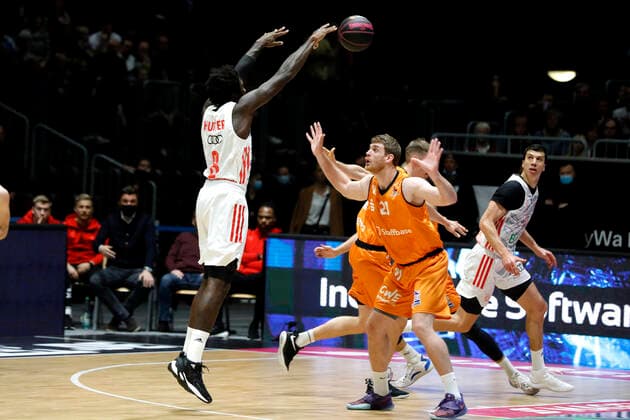 14.11.2021, easyCredit Basketball Bundesliga, Magentasport BBL Pokal, Saison 2020 2021, Herren, Chemnitz Niners - FC Bayern München Basketball Othello Hunter, FC Bayern München Basketball, Ivan KaraÄiÄ‡, Niners Chemnitz Chemnitz Messe Chemnitz Sachsen Germany