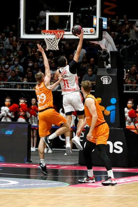 14.11.2021, easyCredit Basketball Bundesliga, Magentasport BBL Pokal, Saison 2020 2021, Herren, Chemnitz Niners - FC Bayern München Basketball Vladimir Lucic, FC Bayern München Basketball, Mindaugas Susinskas, Niners Chemnitz Chemnitz Messe Chemnitz Sachsen Germany
