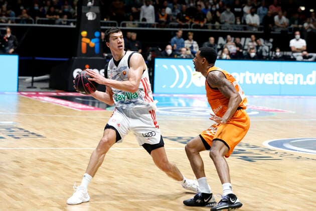 14.11.2021, easyCredit Basketball Bundesliga, Magentasport BBL Pokal, Saison 2020 2021, Herren, Chemnitz Niners - FC Bayern München Basketball Vladimir Lucic, FC Bayern München Basketball, Gerald Robinson, Niners Chemnitz Chemnitz Messe Chemnitz Sachsen Germany