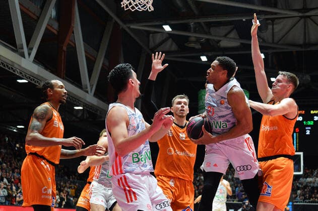 Augustine Rubit (FC Bayern Muenchen Basketball) am Ball, Nihad Djedovic (FC Bayern Muenchen Basketball) li. und Mindaugas Susinskas (Niners Chemnitz) re., Niners Chemnitz vs. FC Bayern Muenchen, 14.11.2021, BBL Pokal, Viertelfinale, GER, Saison 2021 2022 Niners Chemnitz vs. FC Bayern Muenchen, 14.11.2021, BBL Pokal, Viertelfinale, GER, Saison 2021 2022 Chemnitz Copyright: xBertxHarzer xEibner-xPressefotox
