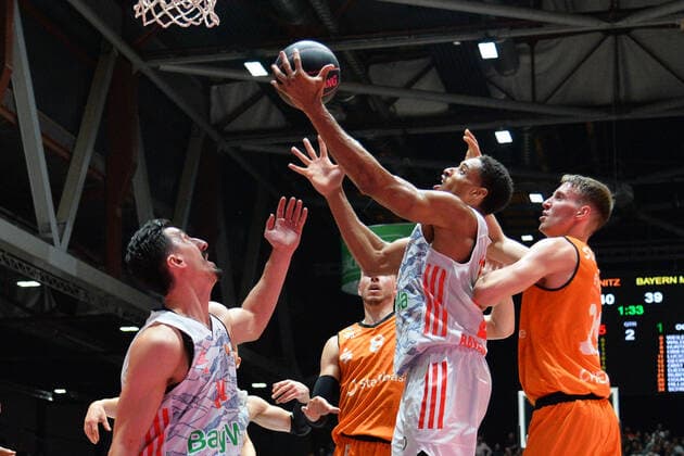Augustine Rubit (FC Bayern Muenchen Basketball) am Ball, Nihad Djedovic (FC Bayern Muenchen Basketball) li. und Mindaugas Susinskas (Niners Chemnitz) re., Niners Chemnitz vs. FC Bayern Muenchen, 14.11.2021, BBL Pokal, Viertelfinale, GER, Saison 2021 2022 Niners Chemnitz vs. FC Bayern Muenchen, 14.11.2021, BBL Pokal, Viertelfinale, GER, Saison 2021 2022 Chemnitz Copyright: xBertxHarzer xEibner-xPressefotox