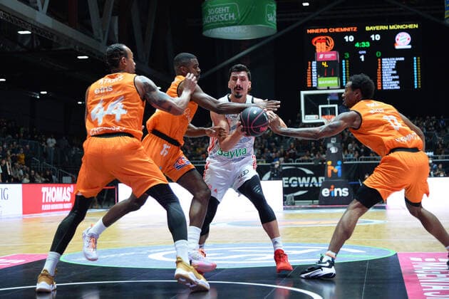 Nihad Djedovic (FC Bayern Muenchen Basketball) Mitte, Isiaha Mike (Niners Chemnitz) re. und Darion Atkins (Niners Chemnitz) li., Niners Chemnitz vs. FC Bayern Muenchen, 14.11.2021, BBL Pokal, Viertelfinale, GER, Saison 2021 2022 Niners Chemnitz vs. FC Bayern Muenchen, 14.11.2021, BBL Pokal, Viertelfinale, GER, Saison 2021 2022 Chemnitz Copyright: xBertxHarzer xEibner-xPressefotox