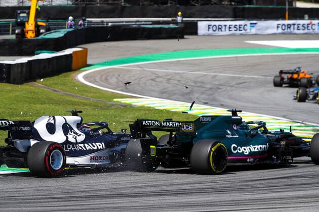 Contact between 22 TSUNODA Yuki (jap), Scuderia AlphaTauri Honda AT02, 18 STROLL Lance (can), Aston Martin F1 AMR21, action during the Formula 1 Heineken Grande Premio De Sao Paulo 2021, Sao Paulo Grand Prix, 19th round of the 2021 FIA Formula One World Championship, WM, Weltmeisterschaft from November 12 to 14, 2021 on the Interlagos Circuit, in Sao Paulo, Brazil - F1 - SAO PAULO GRAND PRIX 2021 - RACE DPPI Panoramic 00121040_FGO04180.JPG_