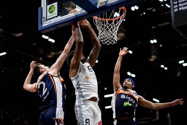 14.11.2021 - Basketball - Saison 2021 2022 - 2. Bundesliga Pro-A - 10. Spieltag: Nürnberg Falcons Basketball Club NBC - Rostock Seawolves - ThHa - Stefan Ilzhöfer Ilzhoefer (12, Rostock Seawolves ) Josh Price (9, Nürnberg Falcons BC NBC ) Nijal Eman Pearson (22, Rostock Seawolves )