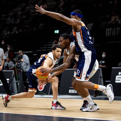 14.11.2021 - Basketball - Saison 2021 2022 - 2. Bundesliga Pro-A - 10. Spieltag: Nürnberg Falcons Basketball Club NBC - Rostock Seawolves - ThHa - Jordan Jamal Roland (14, Rostock Seawolves ) ?? Dupree Mc Brayer (1, Nürnberg Falcons BC NBC )