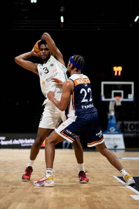 14.11.2021 - Basketball - Saison 2021 2022 - 2. Bundesliga Pro-A - 10. Spieltag: Nürnberg Falcons Basketball Club NBC - Rostock Seawolves - ThHa - Antonio Lee A.J. AJ Davis Jr. (3, Nürnberg Falcons BC NBC ) Nijal Eman Pearson (22, Rostock Seawolves )
