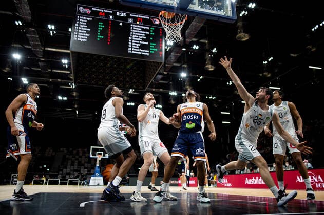 14.11.2021 - Basketball - Saison 2021 2022 - 2. Bundesliga Pro-A - 10. Spieltag: Nürnberg Falcons Basketball Club NBC - Rostock Seawolves - ThHa - Robert Albert Montgomery Jr. (0, Rostock Seawolves ) Josh Price (9, Nürnberg Falcons BC NBC )Benedikt Maukner (11, Nürnberg Falcons BC NBC ) Tim Köpple Koepple (25, Nürnberg Falcons BC NBC )