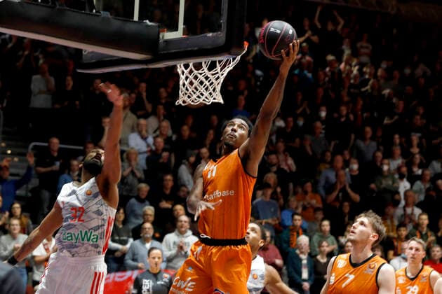 14.11.2021, easyCredit Basketball Bundesliga, Magentasport BBL Pokal, Saison 2020 2021, Herren, Chemnitz Niners - FC Bayern München Basketball Isiaha Mike, Niners Chemnitz Chemnitz Messe Chemnitz Sachsen Germany