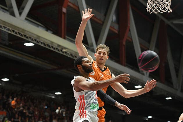 Corey Walden (FC Bayern Muenchen Basketball) li. und Jonas Richter (Niners Chemnitz) re., Niners Chemnitz vs. FC Bayern Muenchen, 14.11.2021, BBL Pokal, Viertelfinale, GER, Saison 2021 2022 Niners Chemnitz vs. FC Bayern Muenchen, 14.11.2021, BBL Pokal, Viertelfinale, GER, Saison 2021 2022 Chemnitz Copyright: xBertxHarzer xEibner-xPressefotox