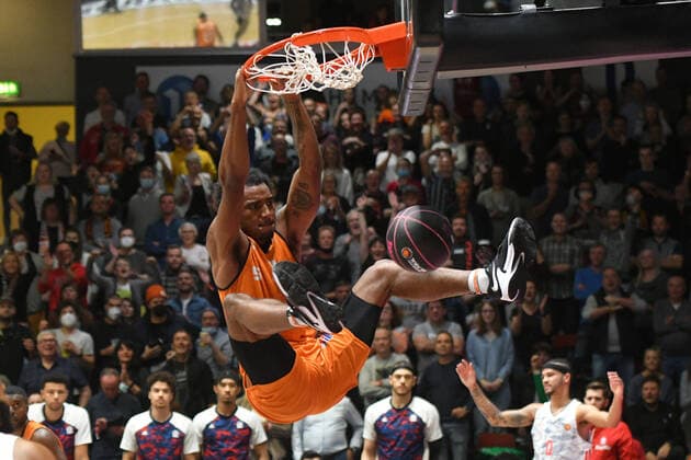 Isiaha Mike (Niners Chemnitz) am Korb, Niners Chemnitz vs. FC Bayern Muenchen, 14.11.2021, BBL Pokal, Viertelfinale, GER, Saison 2021 2022 Niners Chemnitz vs. FC Bayern Muenchen, 14.11.2021, BBL Pokal, Viertelfinale, GER, Saison 2021 2022 Chemnitz Copyright: xBertxHarzer xEibner-xPressefotox