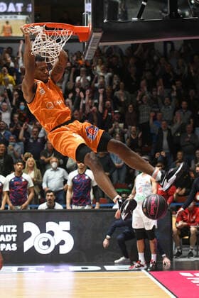 Isiaha Mike (Niners Chemnitz) am Korb, Niners Chemnitz vs. FC Bayern Muenchen, 14.11.2021, BBL Pokal, Viertelfinale, GER, Saison 2021 2022 Niners Chemnitz vs. FC Bayern Muenchen, 14.11.2021, BBL Pokal, Viertelfinale, GER, Saison 2021 2022 Chemnitz Copyright: xBertxHarzer xEibner-xPressefotox