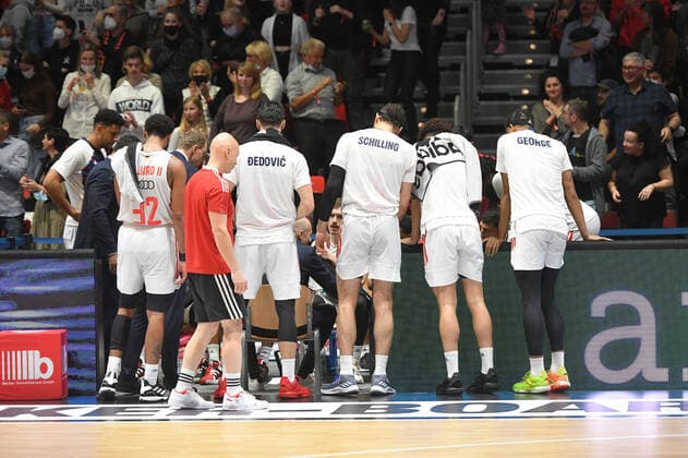 Mannschaft des FC Bayern Muenchen Basketball frustriert, Niners Chemnitz vs. FC Bayern Muenchen, 14.11.2021, BBL Pokal, Viertelfinale, GER, Saison 2021 2022 Niners Chemnitz vs. FC Bayern Muenchen, 14.11.2021, BBL Pokal, Viertelfinale, GER, Saison 2021 2022 Chemnitz Copyright: xBertxHarzer xEibner-xPressefotox