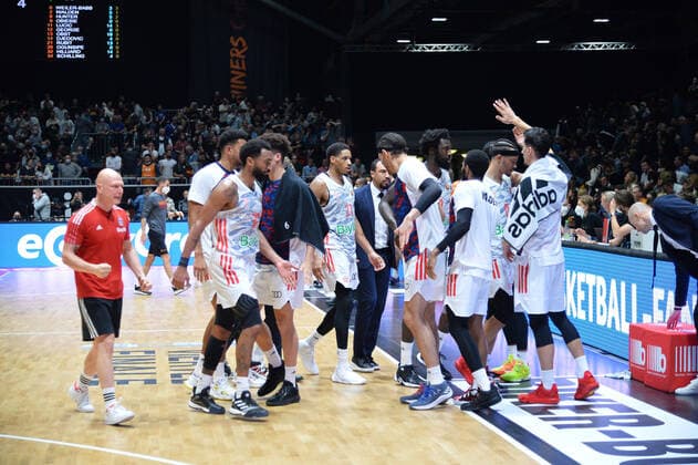 Mannschaft des FC Bayern Muenchen Basketball holt auf und jubelt, Niners Chemnitz vs. FC Bayern Muenchen, 14.11.2021, BBL Pokal, Viertelfinale, GER, Saison 2021 2022 Niners Chemnitz vs. FC Bayern Muenchen, 14.11.2021, BBL Pokal, Viertelfinale, GER, Saison 2021 2022 Chemnitz Copyright: xBertxHarzer xEibner-xPressefotox
