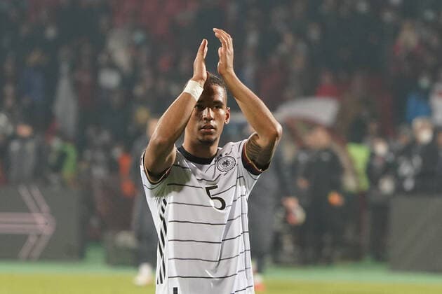 Thilo Kehrer (Deutschland Germany) bedankt sich - Eriwan Yerevan 14.11.2021: Armenien vs. Deutschland, WM-Qualifikation, Republican Stadium