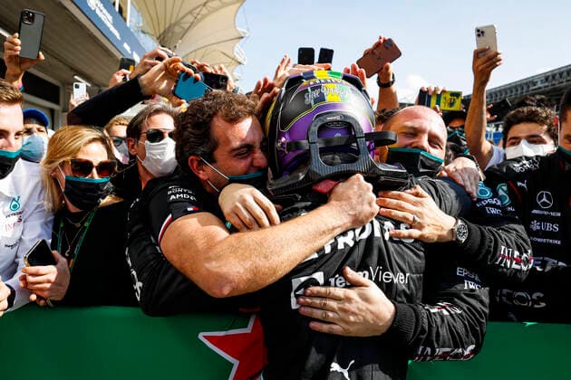 HAMILTON Lewis (gbr), Mercedes AMG F1 GP W12 E Performance, action during the Formula 1 Heineken Grande Premio De Sao Paulo 2021, Sao Paulo Grand Prix, 19th round of the 2021 FIA Formula One World Championship, WM, Weltmeisterschaft from November 12 to 14, 2021 on the Interlagos Circuit, in Sao Paulo, Brazil - F1 - SAO PAULO GRAND PRIX 2021 - RACE DPPI Panoramic  00121040__V2_0510.jpg