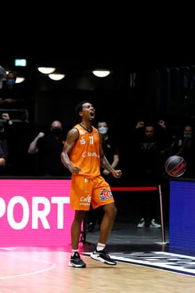 14.11.2021, easyCredit Basketball Bundesliga, Magentasport BBL Pokal, Saison 2020 2021, Herren, Chemnitz Niners - FC Bayern München Basketball Isiaha Mike, Niners Chemnitz beim Jubel Chemnitz Messe Chemnitz Sachsen Germany