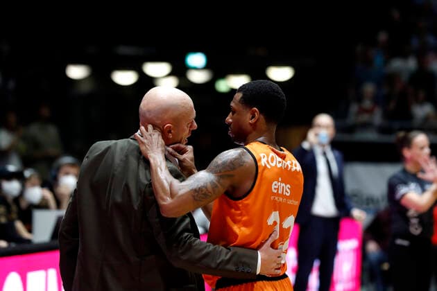 14.11.2021, easyCredit Basketball Bundesliga, Magentasport BBL Pokal, Saison 2020 2021, Herren, Chemnitz Niners - FC Bayern München Basketball Rodrigo Pastore (Headcoach), Niners Chemnitz, Gerald Robinson, Niners Chemnitz Chemnitz Messe Chemnitz Sachsen Germany