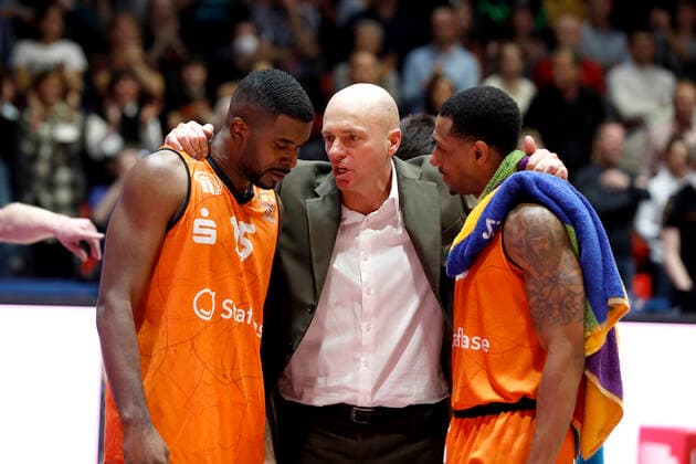 14.11.2021, easyCredit Basketball Bundesliga, Magentasport BBL Pokal, Saison 2020 2021, Herren, Chemnitz Niners - FC Bayern München Basketball Frantz Massenat, Niners Chemnitz, Rodrigo Pastore (Headcoach), Niners Chemnitz, Gerald Robinson, Niners Chemnitz Chemnitz Messe Chemnitz Sachsen Germany