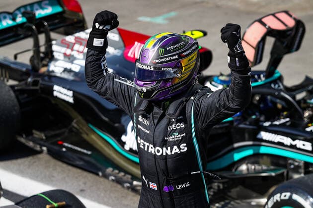 HAMILTON Lewis (gbr), Mercedes AMG F1 GP W12 E Performance, celebrating victory during the Formula 1 Heineken Grande Premio De Sao Paulo 2021, Sao Paulo Grand Prix, 19th round of the 2021 FIA Formula One World Championship, WM, Weltmeisterschaft from November 12 to 14, 2021 on the Interlagos Circuit, in Sao Paulo, Brazil - F1 - SAO PAULO GRAND PRIX 2021 - RACE DPPI Panoramic  20211114_GOODEN_FGO04578