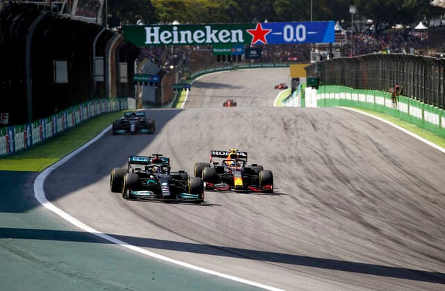 44 Lewis Hamilton (GBR, Mercedes-AMG Petronas F1 Team), 11 Sergio Perez (MEX, Red Bull Racing), F1 Grand Prix of Brazil at Autodromo Jose Carlos Pace on November 14, 2021 in Sao Paulo, Brazil. (Photo by HOCH ZWEI) Sao Paulo Brazil