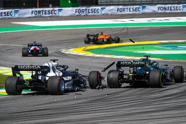 18 STROLL Lance (can), Aston Martin F1 AMR21, 22 TSUNODA Yuki (jap), Scuderia AlphaTauri Honda AT02, action crash, accident, during the Formula 1 Heineken Grande Premio De Sao Paulo 2021, Sao Paulo Grand Prix, 19th round of the 2021 FIA Formula One World Championship, WM, Weltmeisterschaft from November 12 to 14, 2021 on the Interlagos Circuit, in Sao Paulo, Brazil - F1 - SAO PAULO GRAND PRIX 2021 - RACE DPPI Panoramic 20211114_GOODEN_FGO04184