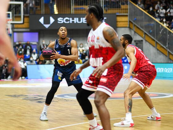 Jaren Lewis (Merlins Crailsheim) am Ball, GER, HAKRO Merlins Crailsheim vs. s.Oliver Wuerzburg, 14.11.2021, Viertelfinale BBL Pokal, Spielzeit 2021 2022 GER, HAKRO Merlins Crailsheim vs. s.Oliver Wuerzburg, 14.11.2021, Viertelfinale BBL Pokal, Spielzeit 2021 2022 Crailsheim Copyright: xEibner MichaelxMemmlerx EP_MMR
