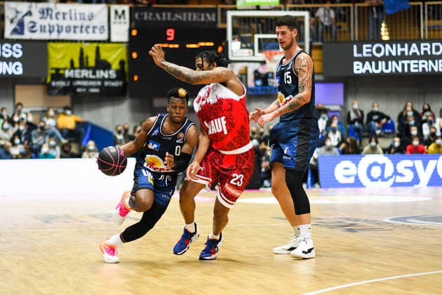 T.J. Shorts (Merlins Crailsheim) im Zweikampf mit Desi Rodriguez (s.Oliver Wuerzburg), GER, HAKRO Merlins Crailsheim vs. s.Oliver Wuerzburg, 14.11.2021, Viertelfinale BBL Pokal, Spielzeit 2021 2022 GER, HAKRO Merlins Crailsheim vs. s.Oliver Wuerzburg, 14.11.2021, Viertelfinale BBL Pokal, Spielzeit 2021 2022 Crailsheim Copyright: xEibner MichaelxMemmlerx EP_MMR