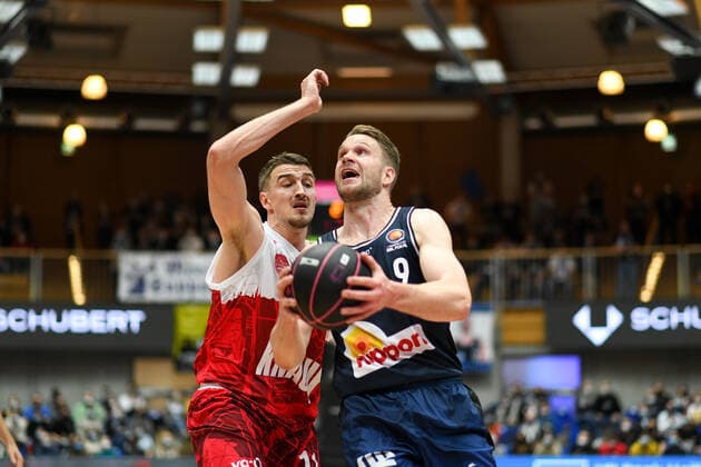 Fabian Bleck (Merlins Crailsheim) im Zweikampf mit Tomasz Gielo (s.Oliver Wuerzburg), GER, HAKRO Merlins Crailsheim vs. s.Oliver Wuerzburg, 14.11.2021, Viertelfinale BBL Pokal, Spielzeit 2021 2022 GER, HAKRO Merlins Crailsheim vs. s.Oliver Wuerzburg, 14.11.2021, Viertelfinale BBL Pokal, Spielzeit 2021 2022 Crailsheim Copyright: xEibner MichaelxMemmlerx EP_MMR