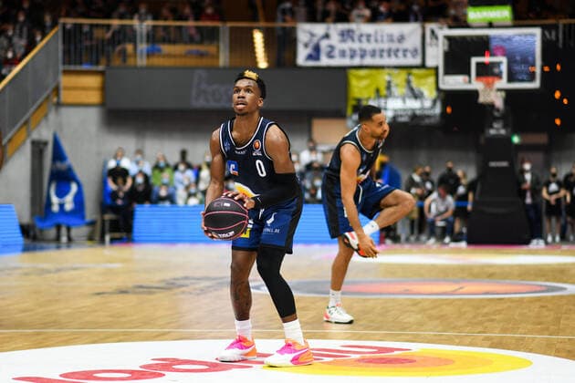T.J. Shorts (Merlins Crailsheim) beim Freiwurf, GER, HAKRO Merlins Crailsheim vs. s.Oliver Wuerzburg, 14.11.2021, Viertelfinale BBL Pokal, Spielzeit 2021 2022 GER, HAKRO Merlins Crailsheim vs. s.Oliver Wuerzburg, 14.11.2021, Viertelfinale BBL Pokal, Spielzeit 2021 2022 Crailsheim Copyright: xEibner MichaelxMemmlerx EP_MMR