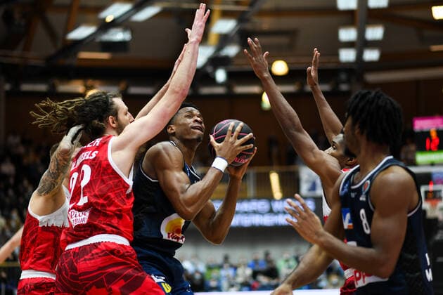 Richmond Aririguzoh (Merlins Crailsheim) am Korb gegen Craig Moller (s.Oliver Wuerzburg), GER, HAKRO Merlins Crailsheim vs. s.Oliver Wuerzburg, 14.11.2021, Viertelfinale BBL Pokal, Spielzeit 2021 2022 GER, HAKRO Merlins Crailsheim vs. s.Oliver Wuerzburg, 14.11.2021, Viertelfinale BBL Pokal, Spielzeit 2021 2022 Crailsheim Copyright: xEibner MichaelxMemmlerx EP_MMR