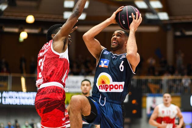 Elias Lasisi (Merlins Crailsheim) am Korb, GER, HAKRO Merlins Crailsheim vs. s.Oliver Wuerzburg, 14.11.2021, Viertelfinale BBL Pokal, Spielzeit 2021 2022 GER, HAKRO Merlins Crailsheim vs. s.Oliver Wuerzburg, 14.11.2021, Viertelfinale BBL Pokal, Spielzeit 2021 2022 Crailsheim Copyright: xEibner MichaelxMemmlerx EP_MMR