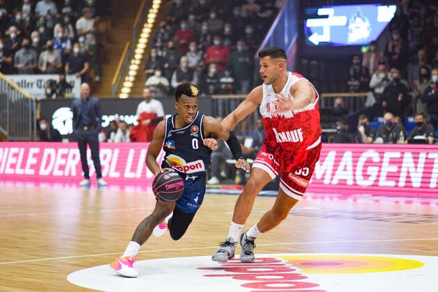 T.J. Shorts (Merlins Crailsheim) im Zweikampf mit Filip Stanic (s.Oliver Wuerzburg), GER, HAKRO Merlins Crailsheim vs. s.Oliver Wuerzburg, 14.11.2021, Viertelfinale BBL Pokal, Spielzeit 2021 2022 GER, HAKRO Merlins Crailsheim vs. s.Oliver Wuerzburg, 14.11.2021, Viertelfinale BBL Pokal, Spielzeit 2021 2022 Crailsheim Copyright: xEibner MichaelxMemmlerx EP_MMR
