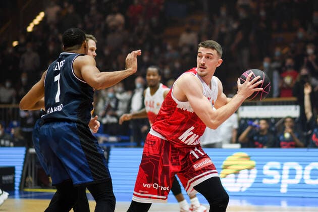 Tomasz Gielo (s.Oliver Wuerzburg) im Zweikampf mit Jaren Lewis (Merlins Crailsheim), GER, HAKRO Merlins Crailsheim vs. s.Oliver Wuerzburg, 14.11.2021, Viertelfinale BBL Pokal, Spielzeit 2021 2022 GER, HAKRO Merlins Crailsheim vs. s.Oliver Wuerzburg, 14.11.2021, Viertelfinale BBL Pokal, Spielzeit 2021 2022 Crailsheim Copyright: xEibner MichaelxMemmlerx EP_MMR