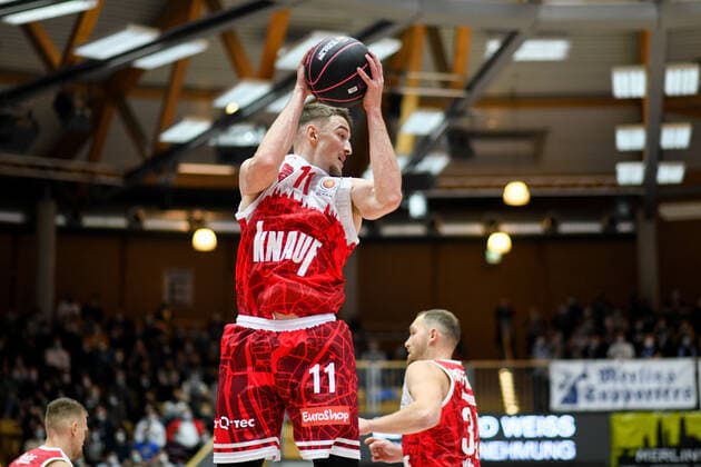 Tomasz Gielo (s.Oliver Wuerzburg) am Ball, GER, HAKRO Merlins Crailsheim vs. s.Oliver Wuerzburg, 14.11.2021, Viertelfinale BBL Pokal, Spielzeit 2021 2022 GER, HAKRO Merlins Crailsheim vs. s.Oliver Wuerzburg, 14.11.2021, Viertelfinale BBL Pokal, Spielzeit 2021 2022 Crailsheim Copyright: xEibner MichaelxMemmlerx EP_MMR