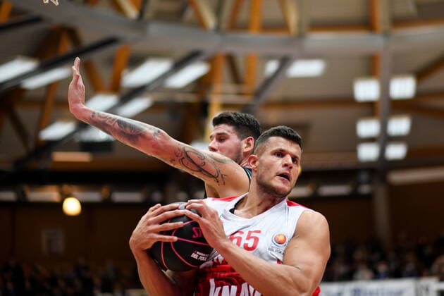 Filip Stanic (s.Oliver Wuerzburg) im Zweikampf mit Bogdan Radosavljevic (Merlins Crailsheim), GER, HAKRO Merlins Crailsheim vs. s.Oliver Wuerzburg, 14.11.2021, Viertelfinale BBL Pokal, Spielzeit 2021 2022 GER, HAKRO Merlins Crailsheim vs. s.Oliver Wuerzburg, 14.11.2021, Viertelfinale BBL Pokal, Spielzeit 2021 2022 Crailsheim Copyright: xEibner MichaelxMemmlerx EP_MMR
