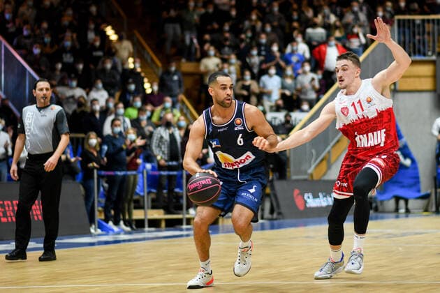 Elias Lasisi (Merlins Crailsheim) im Zweikampf mit Tomasz Gielo (s.Oliver Wuerzburg), GER, HAKRO Merlins Crailsheim vs. s.Oliver Wuerzburg, 14.11.2021, Viertelfinale BBL Pokal, Spielzeit 2021 2022 GER, HAKRO Merlins Crailsheim vs. s.Oliver Wuerzburg, 14.11.2021, Viertelfinale BBL Pokal, Spielzeit 2021 2022 Crailsheim Copyright: xEibner MichaelxMemmlerx EP_MMR