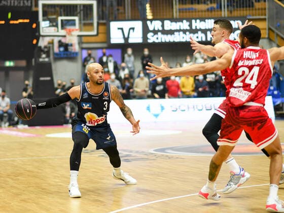 Maurice Stuckey (Merlins Crailsheim) im Zweikampf mit Cameron Hunt (s.Oliver Wuerzburg), GER, HAKRO Merlins Crailsheim vs. s.Oliver Wuerzburg, 14.11.2021, Viertelfinale BBL Pokal, Spielzeit 2021 2022 GER, HAKRO Merlins Crailsheim vs. s.Oliver Wuerzburg, 14.11.2021, Viertelfinale BBL Pokal, Spielzeit 2021 2022 Crailsheim Copyright: xEibner MichaelxMemmlerx EP_MMR